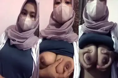 Bokep Jilbab Pamer Dada Gede Kiriman Pacar Amatir poster