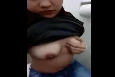 Gadis Jilbab Hitam Main Solo Di Toilet Umum poster