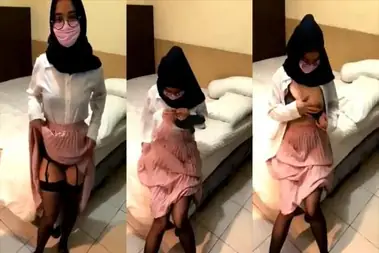 Sekretaris Hijab Kacamata Dihajar Bos di Kantor poster